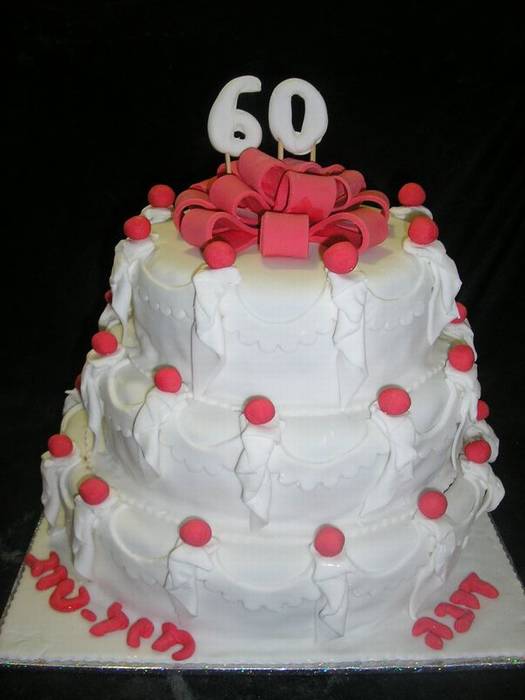 עוגת יום הולדת 3 קומות מתנה אדומה ווילונות וגדילים